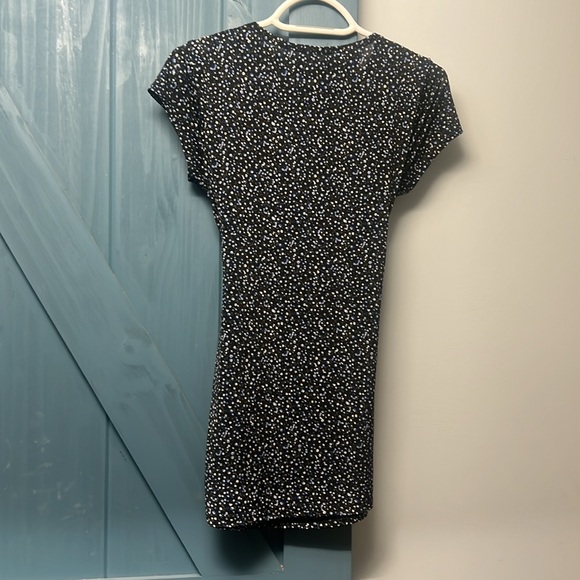 Women’s Sm wrap style top. V-neck. Short sleeve blouse. Floral - Picture 8 of 9